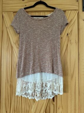 Jolt Striped Mauve-Linen Short Sleeve Top with White Lace Hem